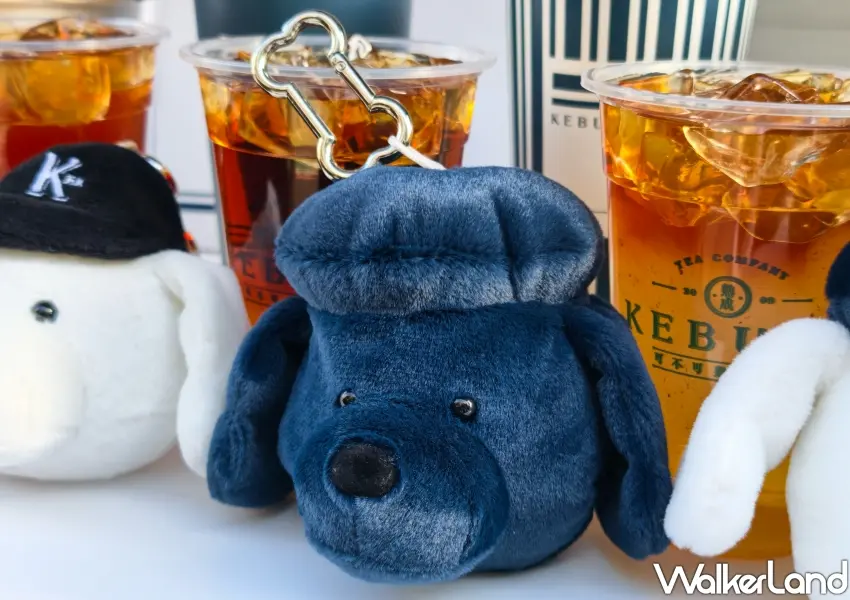 ▲盲盒周邊成哥毛絨鑰匙圈可作為造型吊飾與飲料提袋使用。(攝影:鄭雅之)