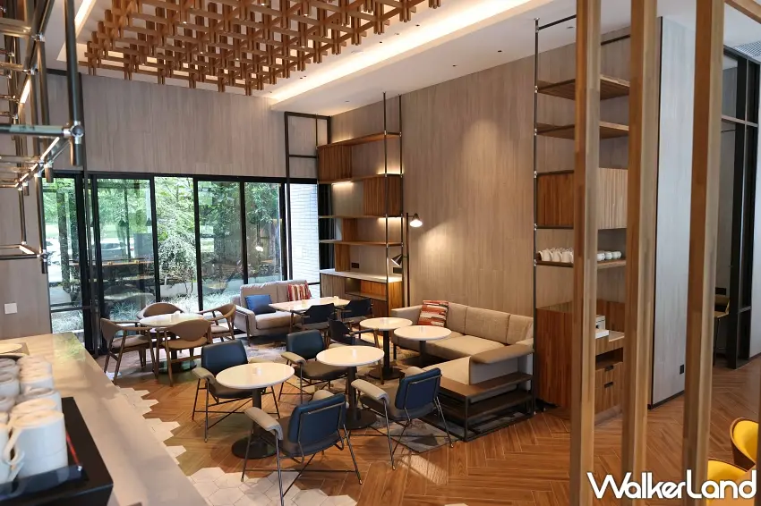▲一樓大廳打造全台首間「&More by Sheraton」咖啡廳,解構重塑大廳酒吧,成為連結商務旅客與在地社群的全天候樞紐。圖/新北炎洲喜來登酒店提供;窩客島編輯李維唐整理
