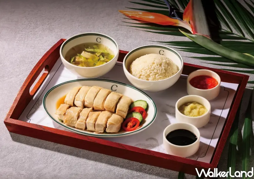 ▲傳承半世紀的新加坡文華雞飯套餐，嚴選去骨嫩雞搭配香蘭高湯炊飯與三款秘製佐醬，呈現新加坡美食文化經典風貌。