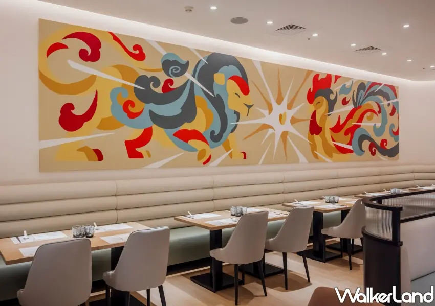 ▲新加坡新銳視覺藝術家 tobyato 為 Chatterbox Café 台灣首店創作限定壁畫「雞飯之舞」，融入獅城與米粒元素，打造都會時尚用餐空間。