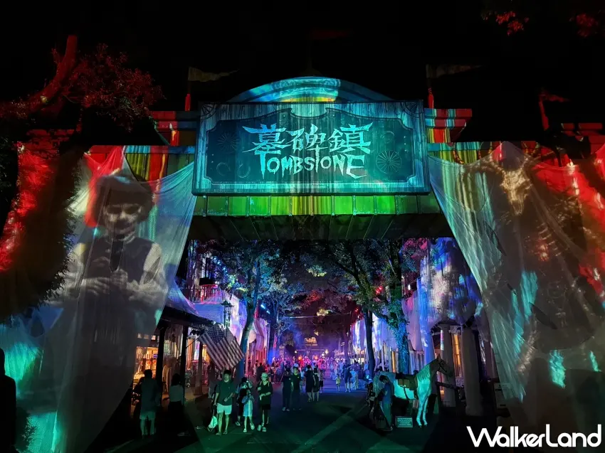 ▲六福村墓碑鎮十週年華麗升級,夜幕降臨後的街道拱門與光影投射營造出濃厚的神秘暗黑氛圍。 圖/六福村提供;窩客島編輯李維唐整理