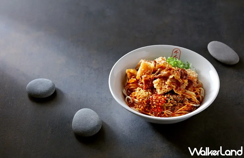 ▲香辣的燃麵搭配炙燒牛肉與酥脆米香,豐富的多層次口感令人食指大動。圖/墨竹亭提供;窩客島整理