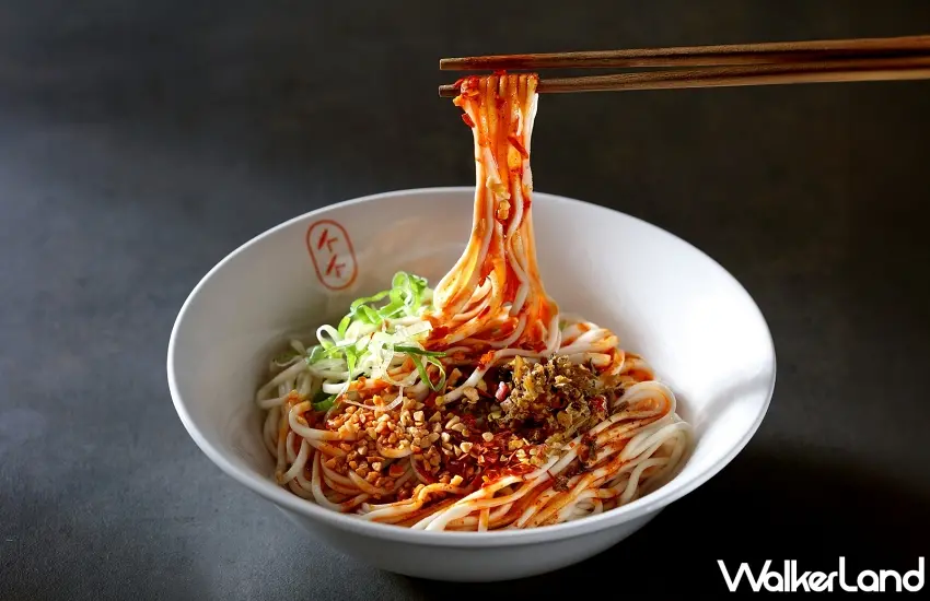 ▲以筷子夾起裹滿紅油與辛香料的細麵,完美的麻辣香氣是店內的必點招牌。圖/墨竹亭提供;窩客島整理