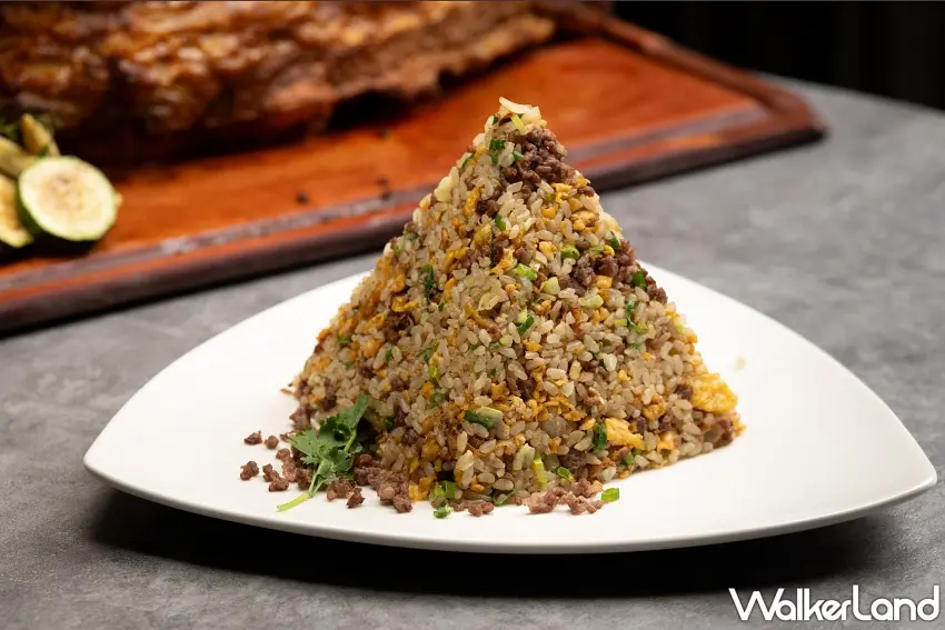 ▲「沙茶美國牛肉炒飯」以精選美國牛肉結合金字塔造型炒飯大火拌炒，鹹香沙茶完美鎖住滿滿鑊氣。 圖／漢來美食提供；窩客島編輯李維唐整理