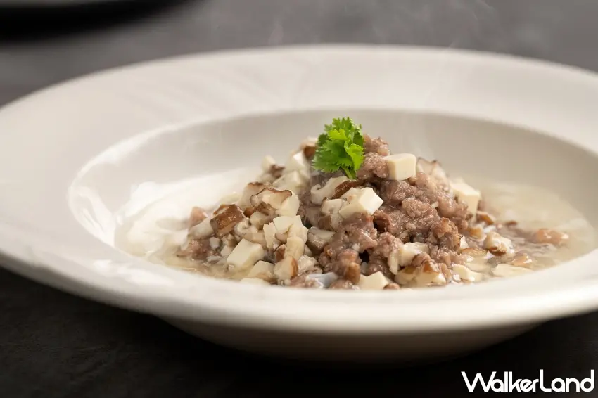 ▲「西湖美國牛肉羹」融合美國牛肉、香菇與滑順蛋花細火熬製，呈現溫潤且帶有微辣胡椒香氣的濃郁羹湯。 圖／漢來美食提供；窩客島編輯李維唐整理