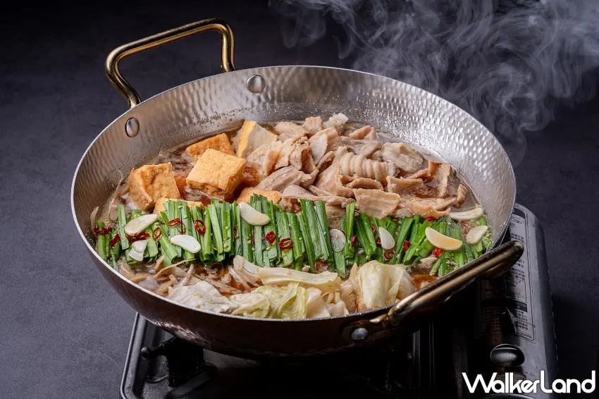 ▲博多風牛腸鍋以新鮮彈牙的牛腸搭配豆腐、大量的韭菜與高麗菜慢火燉煮，湯頭香濃且充滿極致口感，是博多在地聚餐時不可或缺的經典道地鍋物。圖／大倉久和大飯店提供；窩客島整理