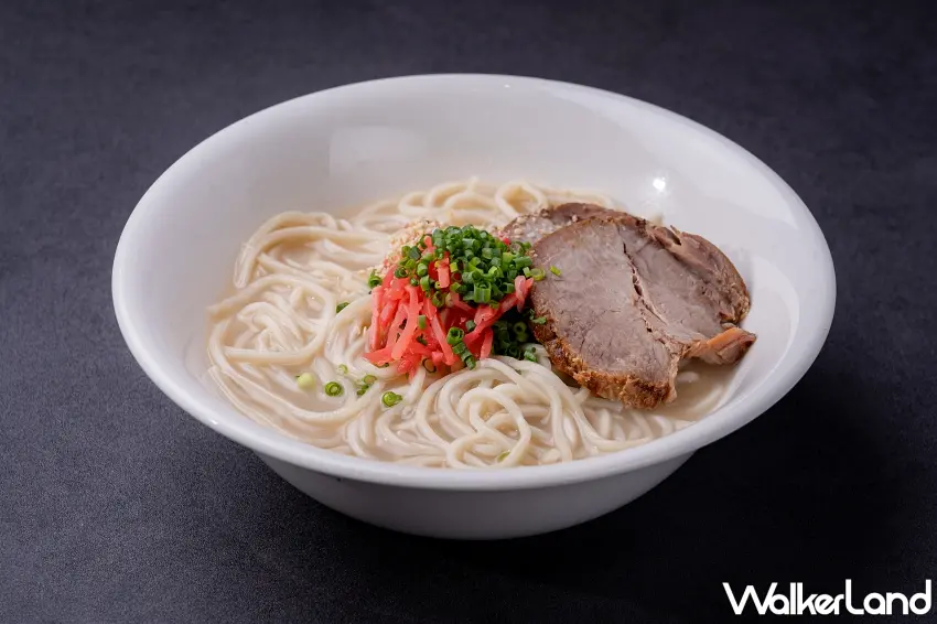 ▲傳統博多豚骨拉麵以細直麵吸附長時間熬煮的醇厚白湯，搭配軟嫩叉燒肉、紅薑絲與新鮮蔥花，交織出日本豚骨拉麵最高代表的經典滋味。圖／大倉久和大飯店提供；窩客島整理