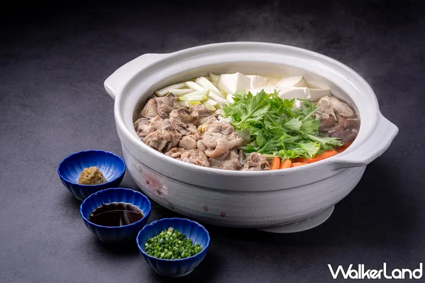 ▲福岡代表性料理「水炊鍋」以帶骨雞肉長時間慢火燉煮出乳白色湯頭，呈現雞肉自然的鮮甜滋味，搭配豆腐、時蔬菜品與靈魂調味「柚子胡椒ソース」，展現純粹溫潤的九州風土美味。圖／大倉久和大飯店提供；窩客島整理