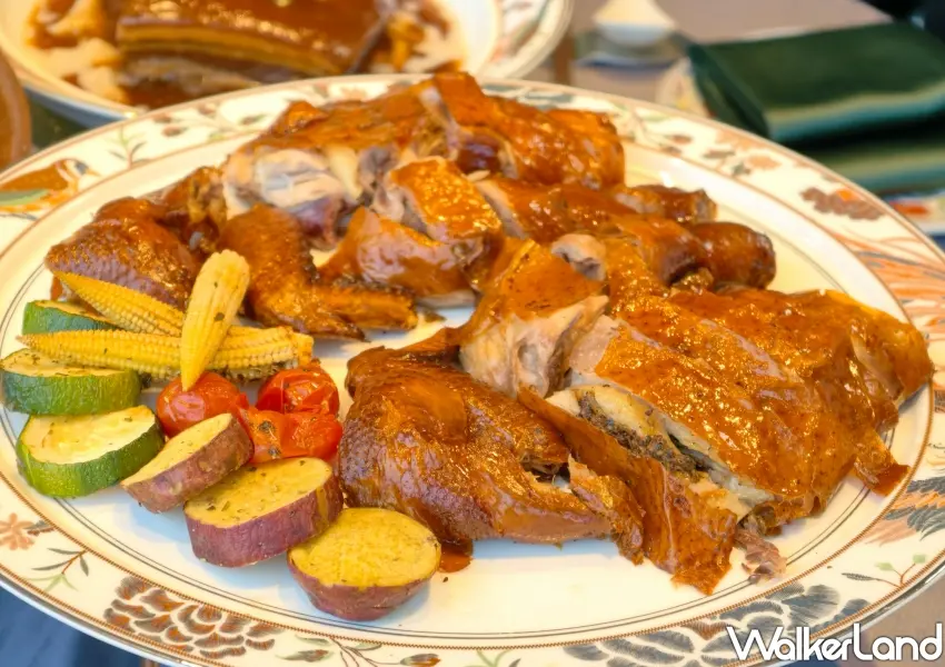 ▲皮脆肉汁多的「掛爐吊燒鹽焗雞」自帶獨特煙燻焦香是福園台菜的靈魂招牌菜色(攝影:鄭雅之)
