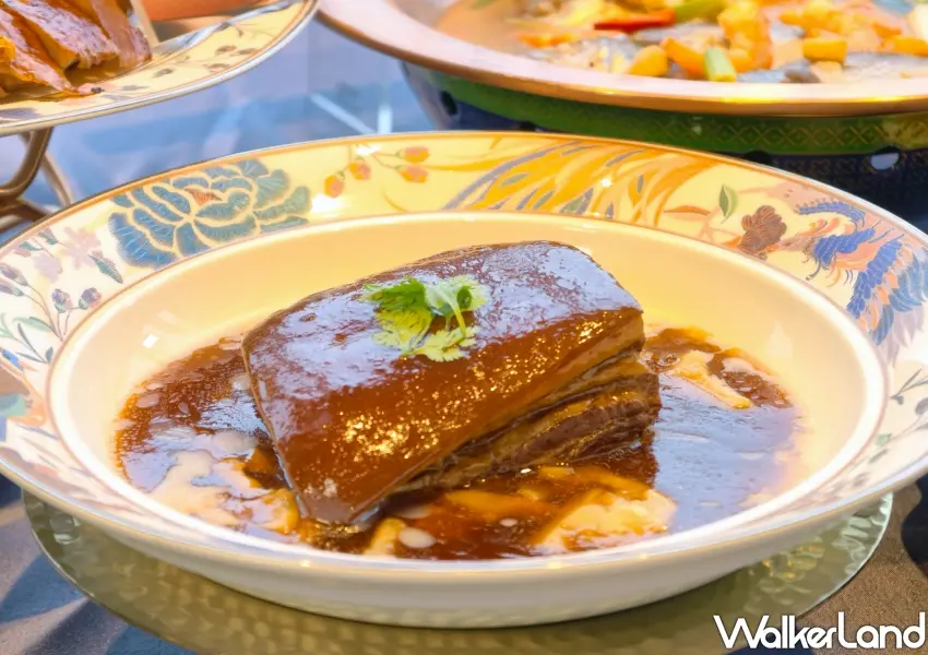 ▲選用花蓮高品質蓮貞豬慢火燉煮4小時的「蓮貞一品香」封肉口感肥而不膩入口即化(攝影:鄭雅之)