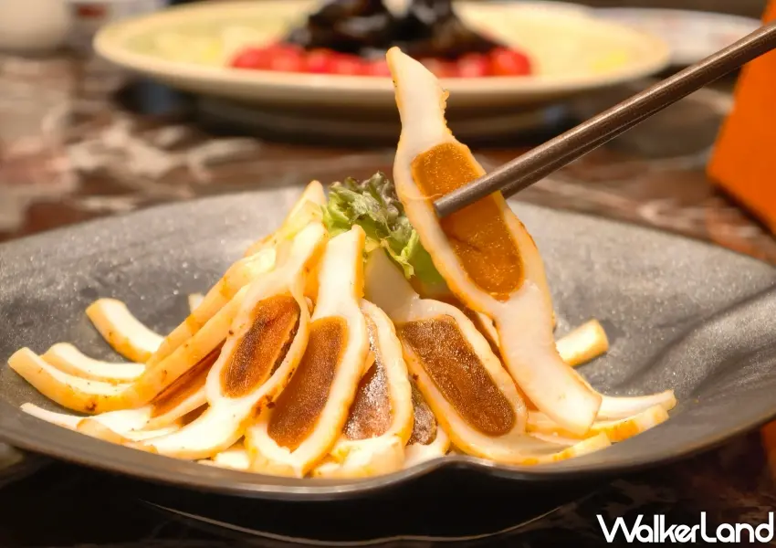 ▲展現極致刀工的功夫台菜「烏金釀軟絲」將炙燒烏魚子鑲入鮮甜軟絲中薄切上桌(攝影:鄭雅之)