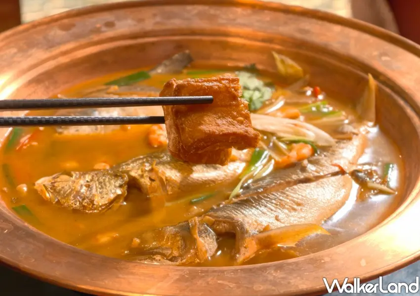 ▲招牌手路菜「福園半煎煮」將焦香鮮魚與新鮮蝦蛤同鍋慢燒搭配現炸油條吸飽鮮美湯汁(攝影:鄭雅之)