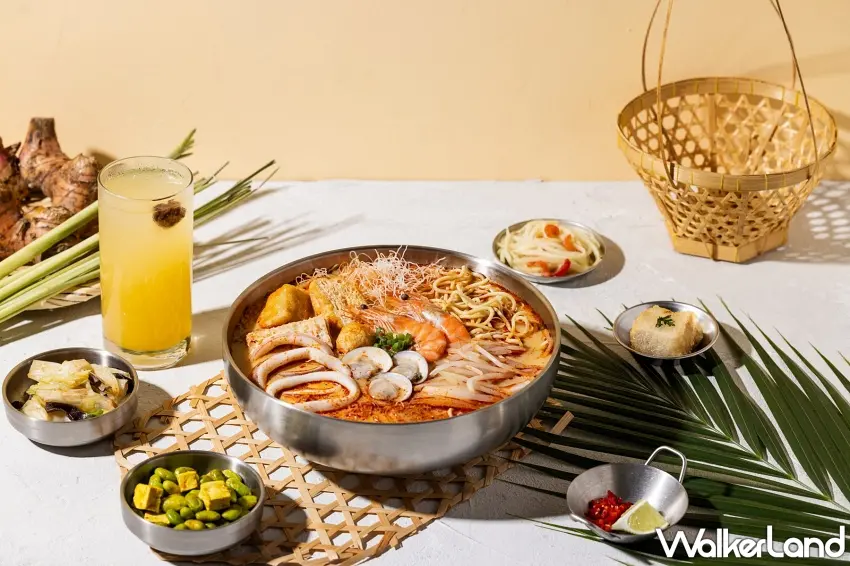 ▲招牌「南洋叻沙海鮮粉麵」選用大馬獨特「米粉參」黃麵與米粉雙麵搭配,吸飽濃郁椰香叻沙湯汁。圖/日日南洋提供;窩客島整理
