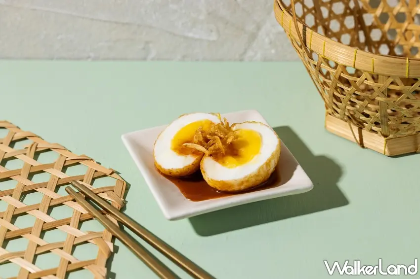 ▲泰國傳奇家常菜「香炸女婿蛋」,外皮金黃酥脆並淋上酸甜羅望子醬汁,口感層次豐富。圖/日日南洋提供;窩客島整理