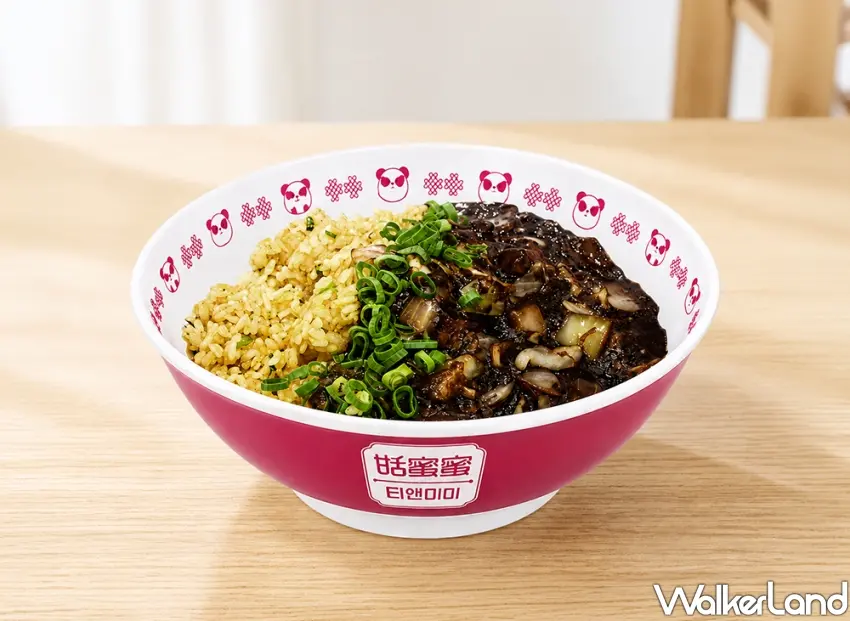 ▲白飯殺手甜蜜蜜炸醬炒飯於foodpanda獨家開售,粒粒分明米飯搭配濃郁韓式炸醬,呈現經典偷飯賊美味。