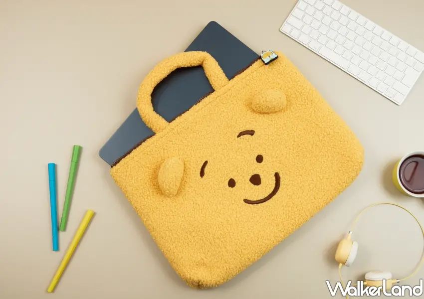▲限量NAGANO系列小熊維尼15吋絨毛筆電包擁有軟萌耳朵造型,絨毛內裡全面呵護筆電與3C周邊。