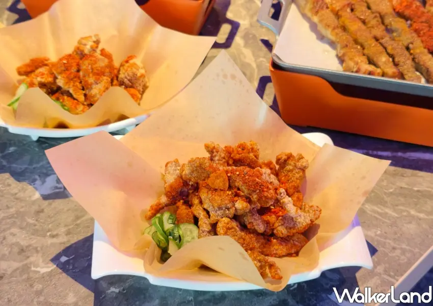 ▲除了招牌麻辣烤魚之外,店內還提供外酥內嫩的香蔥烤豆腐等豐富熟食,滿足多樣化的聚餐品嚐需求。(攝影:鄭雅之)