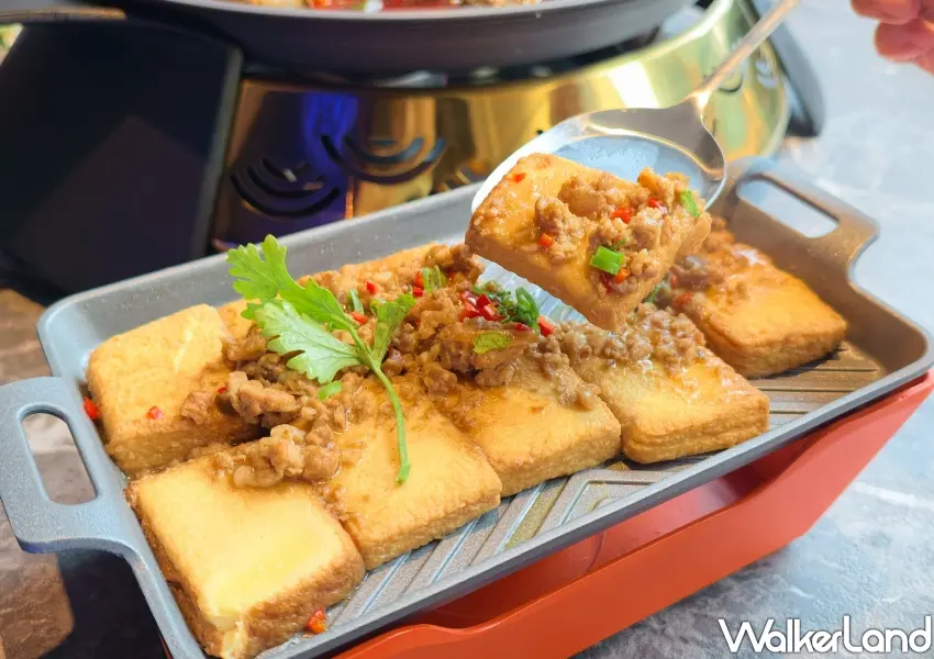 ▲現點現做的熱騰騰麻辣烤魚鋪滿辣椒與辛香料,魚肉吸飽麻辣湯汁,每一口都能感受細緻鮮美與正宗川味。(攝影:鄭雅之)
