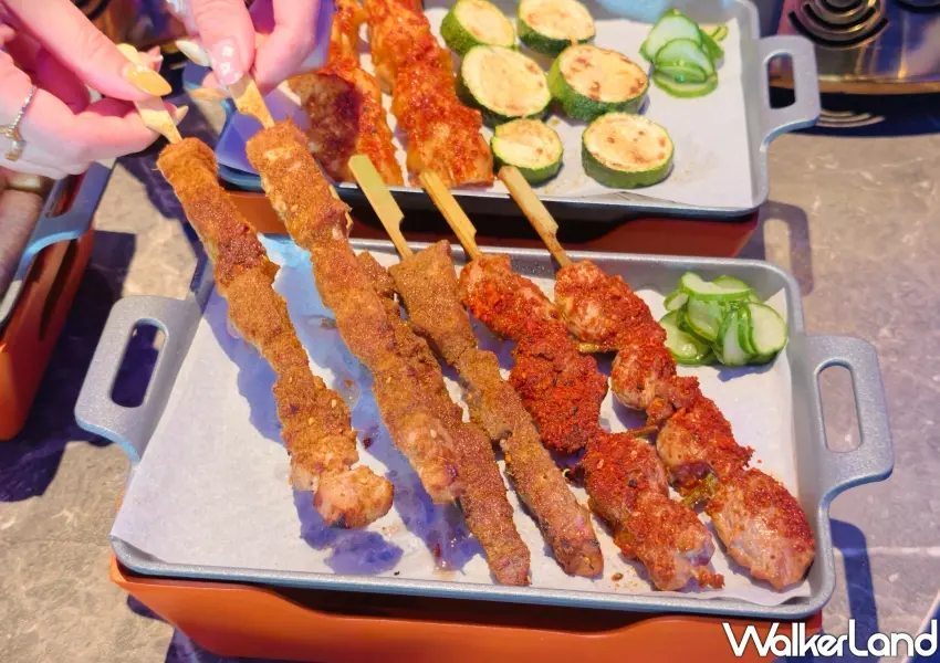 ▲特色熟食叼味烤肉串撒滿特製辛香料,鹹香唰嘴超對味,是搭配麻辣烤魚與好友聚會下酒的最佳選擇。(攝影:鄭雅之)