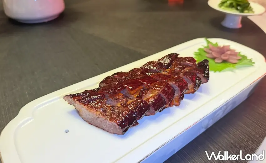 ▲這道亮點招牌菜色呈現誘人的微焦燶邊,表層裹著晶亮光澤的醬汁,透過龍眼木煙燻的香氣逼人,一口咬下肉質柔嫩多汁又帶有嚼勁,絕對是桌上最搶手的當代粵菜珍餚。圖/編輯 李維唐 攝