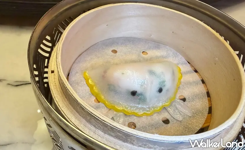▲蒸籠一打開就被這個超萌造型吸引,點心師傅手工雕琢出立體的螃蟹造型外皮,晶瑩剔透又帶有黃色邊飾,裡面包著飽滿鮮美的蟹肉餡,吸睛指數絕對是桌上打卡首選。圖/編輯 李維唐 攝