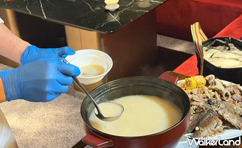 ▲現場直接由大廚在桌邊親自盛湯,乳白色的乳化湯頭熱氣騰騰,冒著香濃的精華香氣,旁邊大盤子裡擺滿了慢火細熬的鮮魚、雞骨與時蔬等澎湃煲湯料,光看這滾燙溫潤的氣勢就讓人想立刻連喝三碗。圖/編輯 李維唐 攝