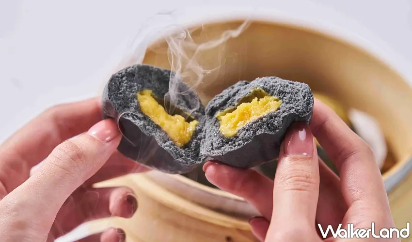 ▲熱騰騰剛出蒸籠的黑金奶黃包,輕輕一剝開即有濃郁奶黃香氣四溢!黑色包皮Q彈有勁,與熱騰騰綿密甜香的奶黃餡完美融合,好吃又極具視覺衝擊感。
圖/台北福華大飯店提供;窩客島整理