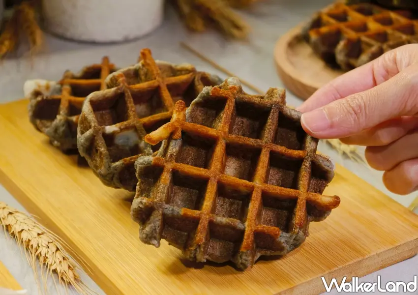 ▲台灣限定口味芝麻麻糬將軟Q麻糬直接打入麵糰,完美融合濃郁芝麻堅果香與多層次酥脆口感。(攝影:鄭雅之)
