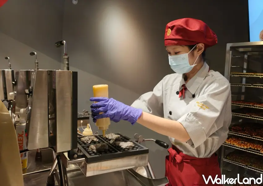 ▲店員現場製作現烤列日鬆餅,嚴選比利時發酵奶油與特選珍珠糖打造完美金黃酥香質感。(攝影:鄭雅之)