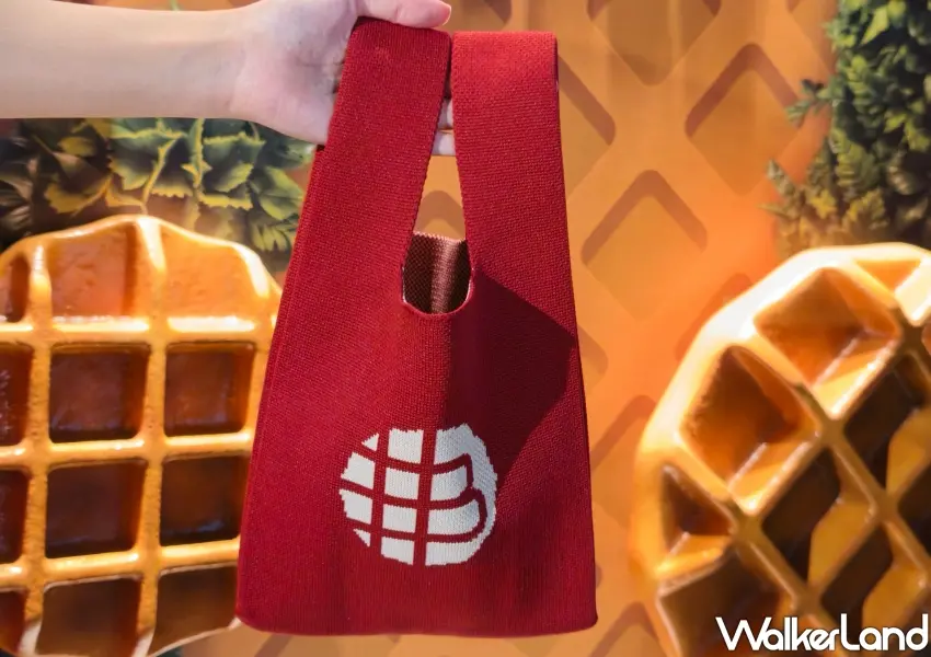 ▲歡慶開幕滿額即贈送限量品牌針織包,紅色質感設計吸引甜點控搶先收藏。(攝影:鄭雅之)