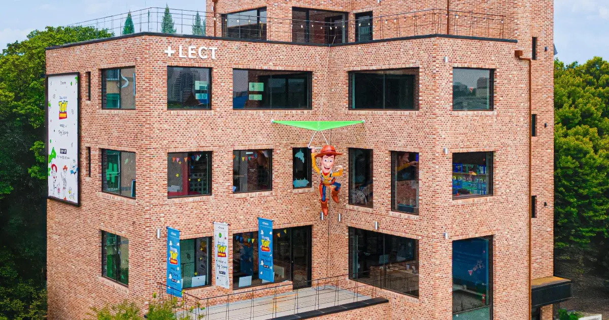 整棟都是玩具！ 首爾聖水洞全新「玩具總動員快閃店」，4層樓美式洋房、1:1胡迪拍爆