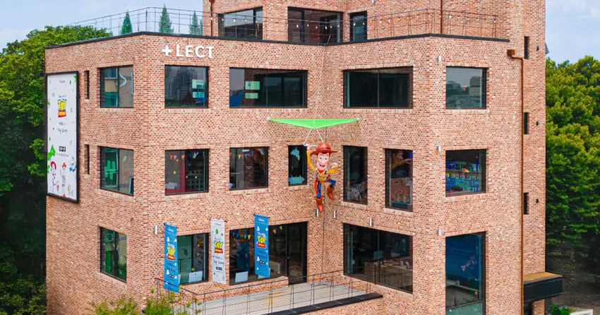 整棟都是玩具！ 首爾聖水洞全新「玩具總動員快閃店」，4層樓美式洋房、1:1胡迪拍爆