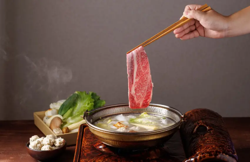 ▲牛喜專為單人用餐族群打造美味,將關西風日式壽喜燒與博多風水炊鍋帶進百貨。