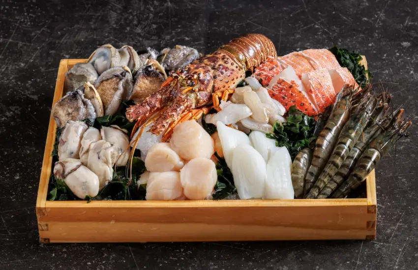 ▲將板前文化日常化把頂級龍蝦、鮑魚、干貝與A5 和牛帶入平價美食街。