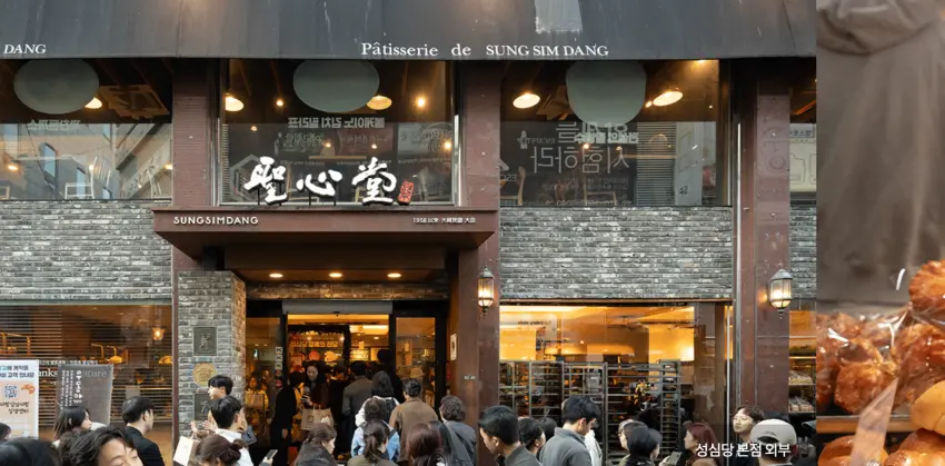▲走在大田街頭,人手一袋招牌淡綠色購物袋的盛況,展現聖心堂爆紅的超高人氣。