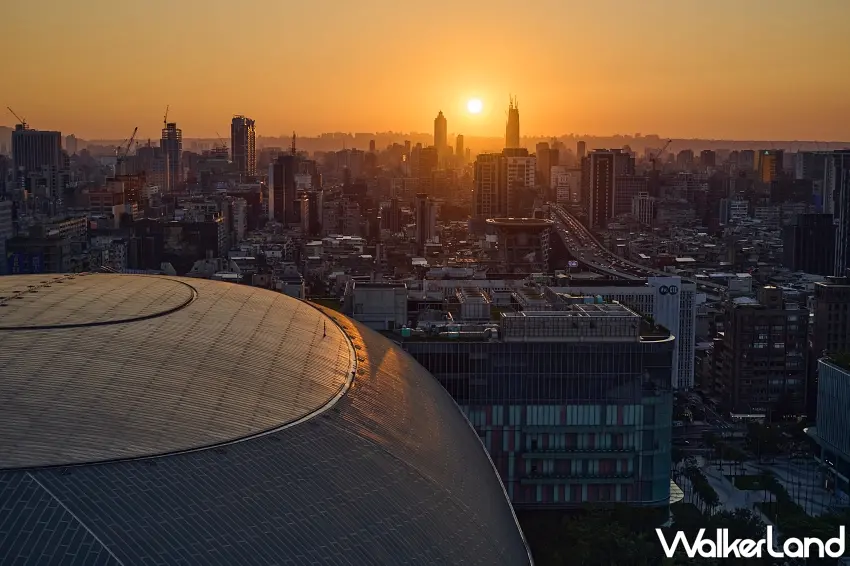 ▲傍晚從高空俯瞰大巨蛋圓頂,暖橘色夕陽漸漸染紅整個臺北天際線,遠方的繁華樓宇與車流交織成最夢幻的都市夜色,光是坐在窗邊看著這片絕美景色就讓人徹底放鬆。 圖/臺北洲際酒店提供;窩客島整理
