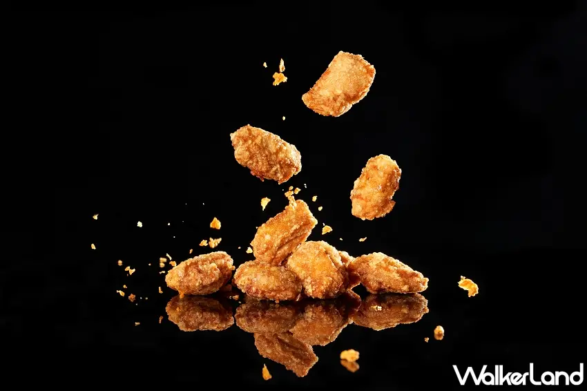 ▲炸到金黃酥脆的唐揚雞塊在空中紛飛,光看這輕薄香酥的外皮與爆汁感就讓人口水直流,這可是連續九年拿下日本唐揚金賞的夢幻美味,肉控一定要衝現場吃到飽。圖/台北美福大飯店提供;窩客島整理