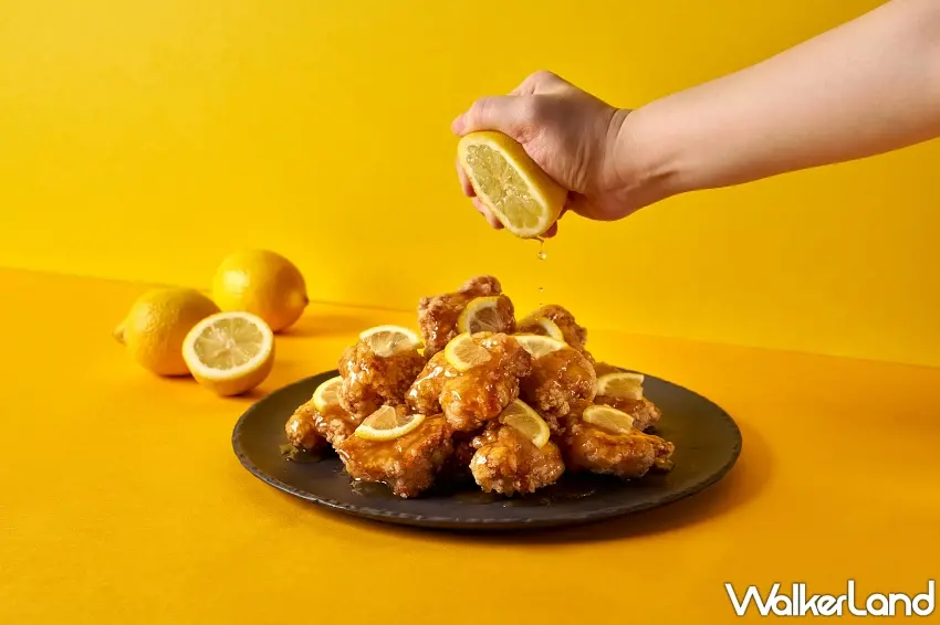 ▲現擠新鮮檸檬汁均勻灑在金黃唐揚雞上,甘醇醬油碰撞清新酸甜果香,巧妙平衡了雞肉的油脂微油感,品嚐時再夾上一片鮮檸檬,淡雅鹹香且口感層次輕盈。圖/台北美福大飯店提供;窩客島整理