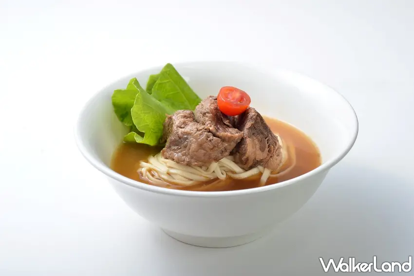 ▲招牌美福牛肉麵同樣不能錯過,甘醇濃郁的湯底搭配塊頭碩大、Q彈軟嫩的牛肉與特選麵條,大口吸入吸滿湯汁的麵條,帶來極致滿足的飽足感。圖/台北美福大飯店提供;窩客島整理