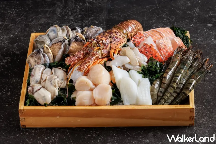 ▲滿滿整盒新鮮直送的海鮮食材看了超過癮!頂級龍蝦、肥美生蠔、鮮甜干貝與Q彈鮑魚一字排開,光是這個澎湃份量就讓人口水直流。圖/豊漁餐飲集團提供;窩客島整理