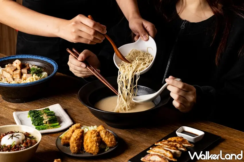 ▲吃拉麵最怕吃不飽,樂麵屋最經典的免費續麵服務直接把剛煮好熱氣騰騰的細麵加進濃郁湯頭裡,大口吸麵真的超滿足!圖/樂麵屋提供;窩客島整理