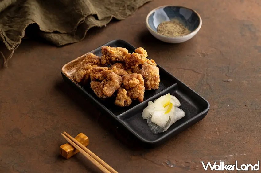 ▲剛出爐的金黃日式炸雞外皮超酥脆,旁邊還貼心附上清爽解膩的醃蘿蔔片,沾上一點椒鹽粉享用最對味!圖/樂麵屋提供;窩客島整理