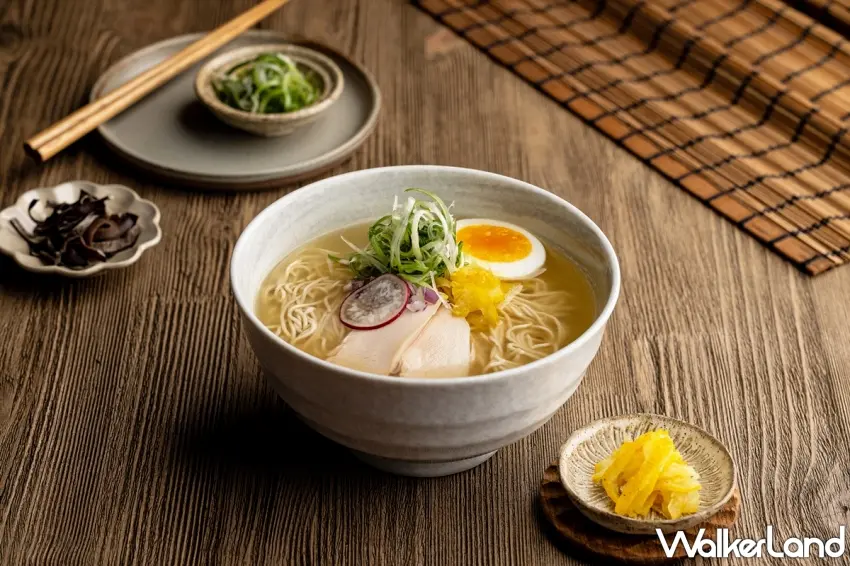 ▲準備開動品嚐這碗道地的柚香鹽味拉麵!舀起一勺精燉濃郁的豚骨湯頭,搭配軟硬適中的細麵簡直是絕配!圖/樂麵屋提供;窩客島整理
