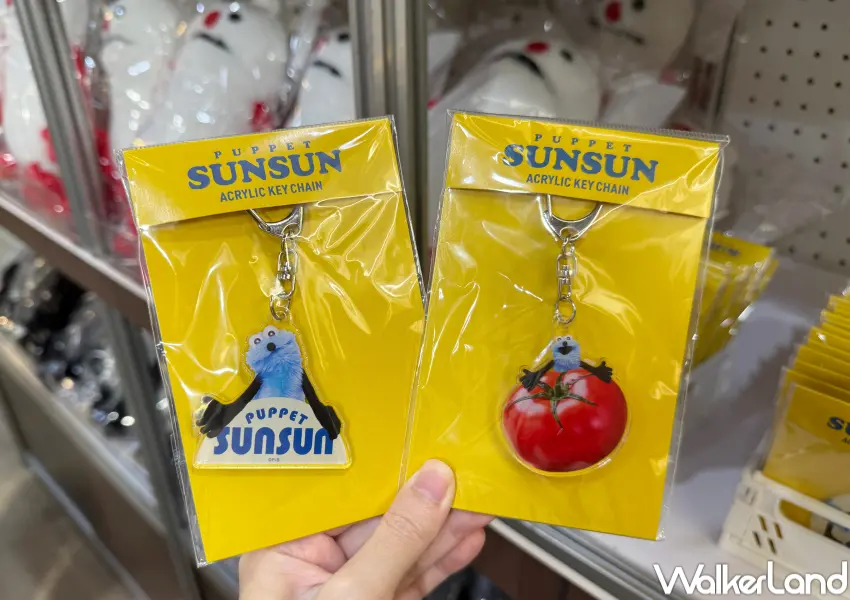 ▲帕比順順華山快閃店開賣SUNSUN鑰匙圈吊飾、手機殼等周邊。(攝影:鄭亦庭)