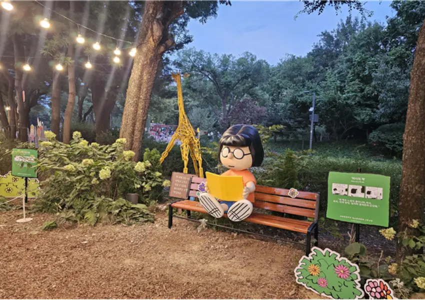 ▲夜幕低垂後浪漫點亮的串燈，為首爾森林小徑增添滿滿的浪漫微光。