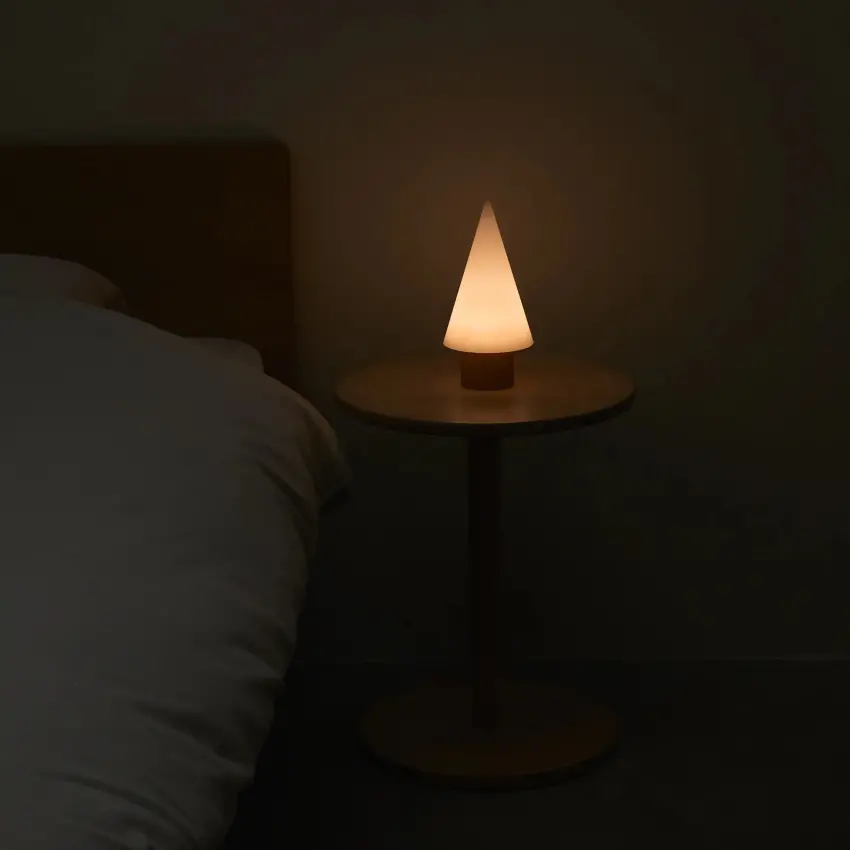 ▲純白潔淨的圓錐造型如同桌上雕塑品，為角落空間提升生活品味。