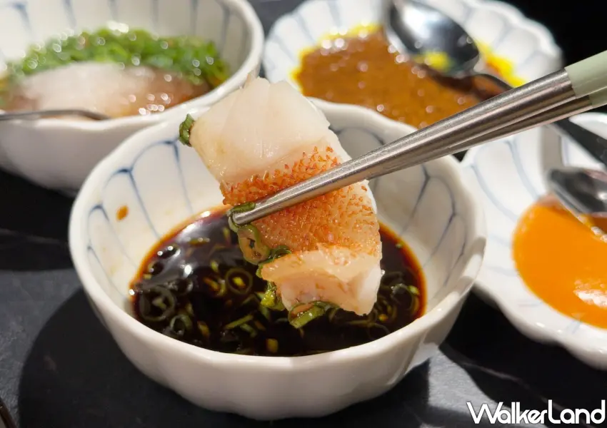 ▲蘸上主廚獨家特調的海上鮮魚醬,完美襯托出厚切現流鮮魚的細緻鮮甜與豐富尾韻。(攝影:鄭雅之)