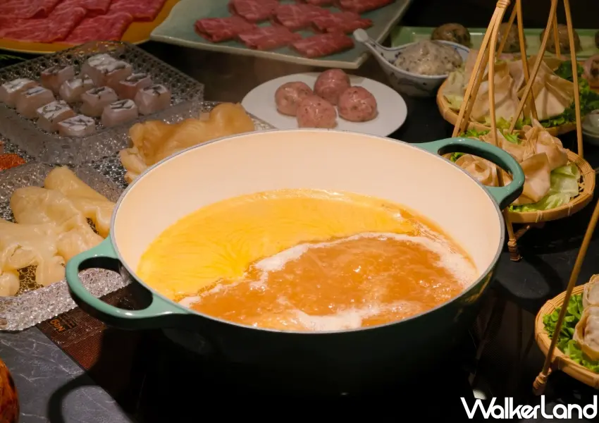 ▲耗時6小時慢熬的老火雞湯,以法國百年鑄鐵鍋盛裝鎖住精華,煮入頂級花膠展現黏唇濃郁膠質與金黃湯頭。(攝影:鄭雅之)