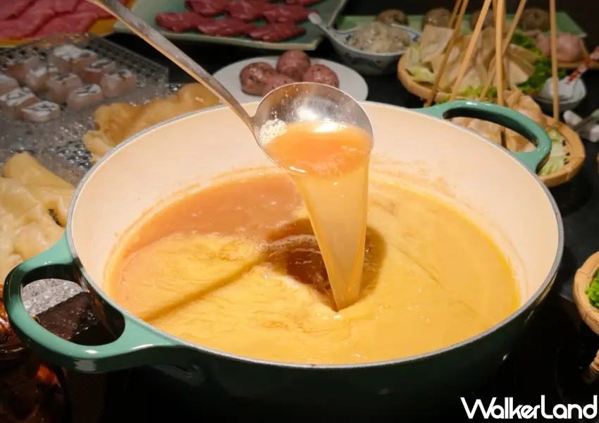 ▲嚴選老母雞與金華火腿歷經6小時慢熬的金黃老火雞湯,呈現乳白醇厚色澤與濃郁鮮香,為海上火鍋的靈魂湯底。(攝影:鄭雅之)