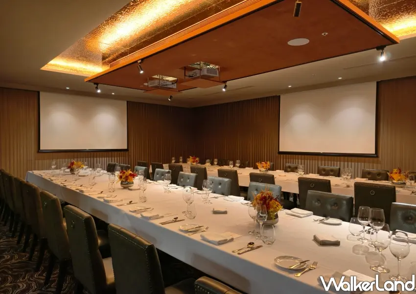 ▲AURA Bar & Grill擁有220坪挑高寬敞空間,規劃有開放式座席、氣氛吧台與4間獨立包廂,滿足各式聚餐與宴客需求。(攝影:鄭雅之)